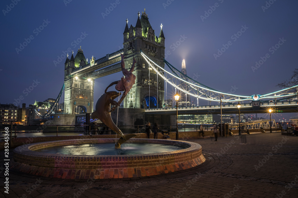 Obraz premium Evening view of the Tower Bridge in london.