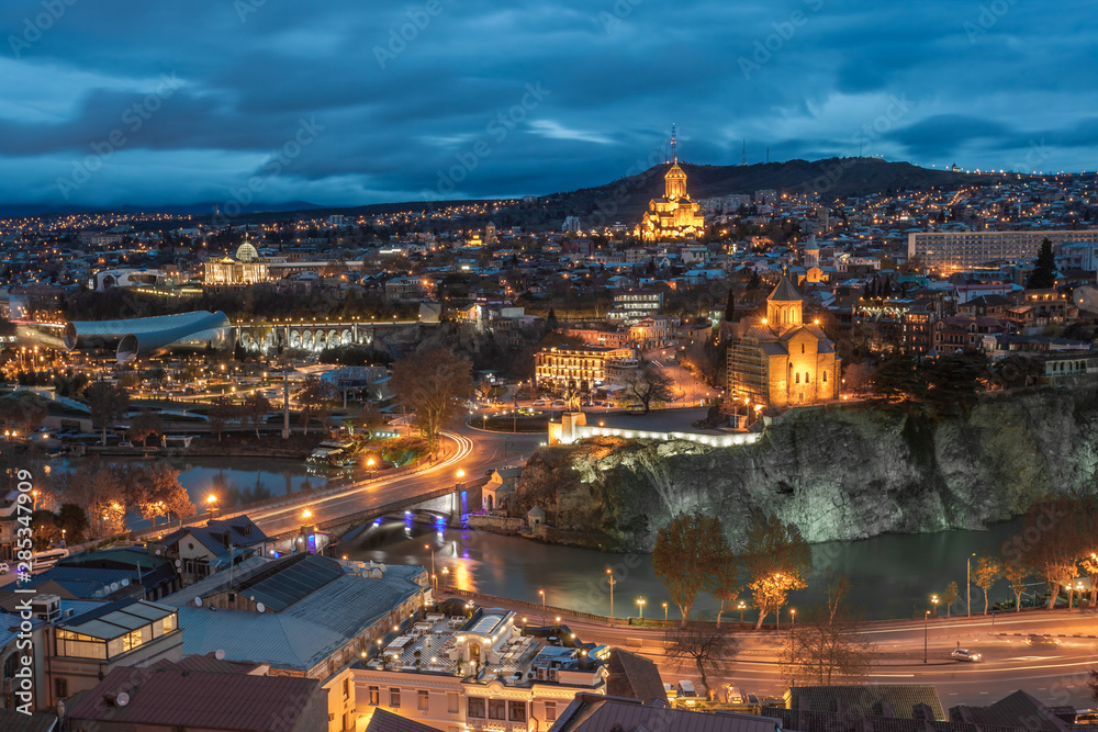 Obraz premium Evening view of Tbilisi with Sameba (Trinity) Church and other landmarks. Travel.
