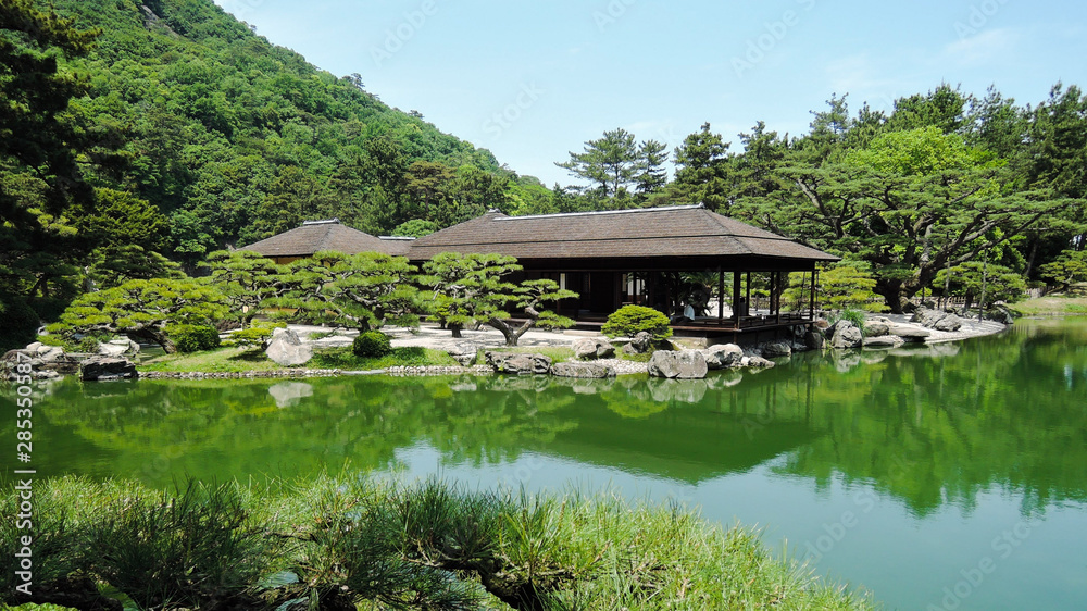 Obraz premium 栗林公園、南湖畔の掬月亭(きくげつてい)