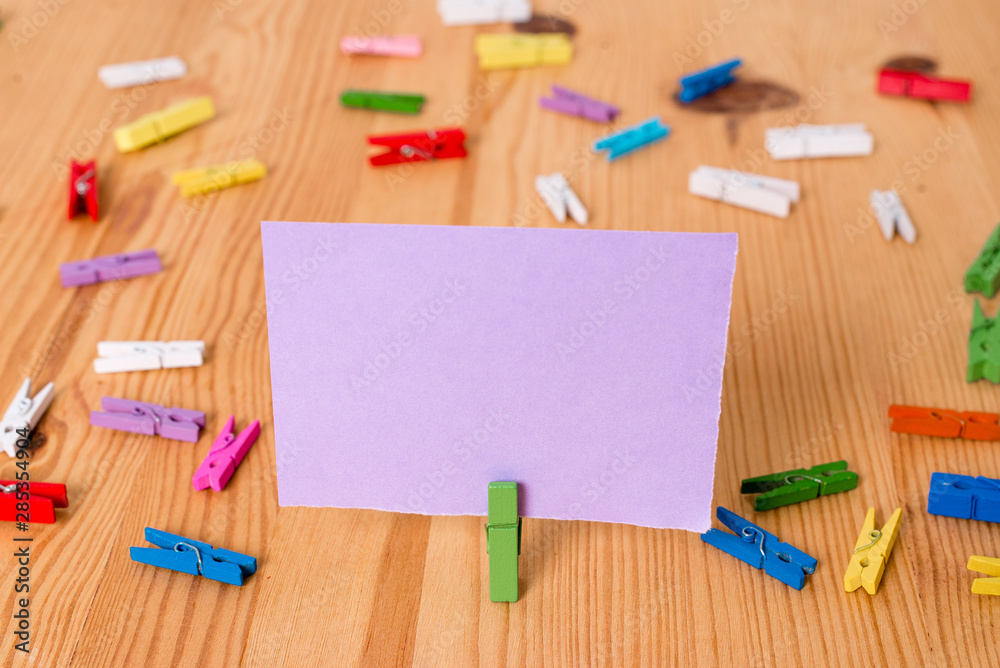 Obraz premium Colored clothespin papers empty reminder wooden floor background office