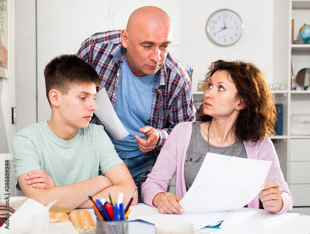 Obraz premium Family working with papers