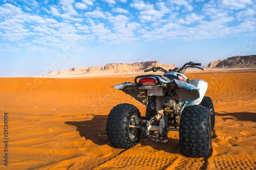 quad bike in the desert © EdresJr