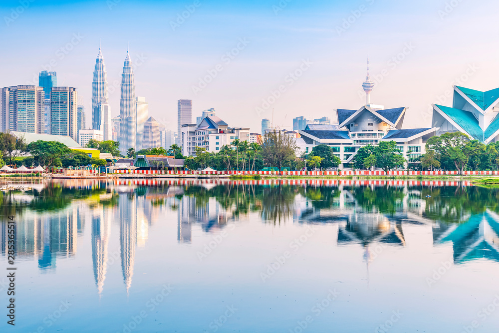 Kuala Lumpur skyline. Located in Taman Tasik Titiwangsa, Kuala Lumpur, Malaysia. - obrazy, fototapety, plakaty 