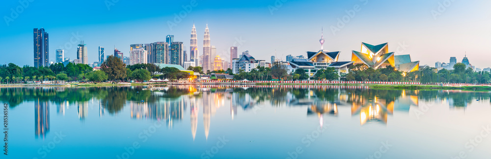Fototapeta premium Panoramę Kuala Lumpur. Znajduje się w Taman Tasik Titiwangsa, Kuala Lumpur, Malezja.