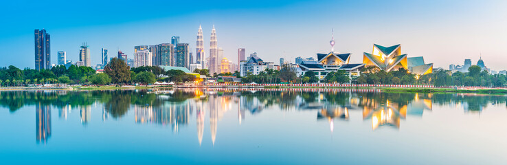 Tableau sur plexiglas Kuala Lumpur Skyline depuis le parc Titiwangsa  © aphotostory