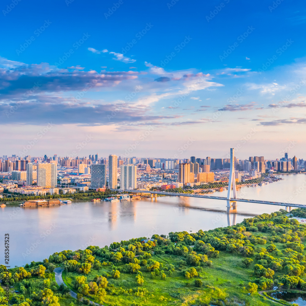 Obraz premium Harbin skyline. Songpu Bridge and Songhua River. Located in Harbin, Heilongjiang, China.
