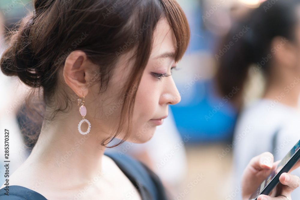 口紅 リップ リップスティツク 悩む 肌 見つめる メイク メイクアップ 化粧 化粧品 化粧道具 道具 リラックス 持つ 人物 女性 女子 1人 日本人 アジア人 女の子 若い 代 お化粧 顔 ビューティ ビューティー 美容 美人 白バック おしゃれ 綺麗 セクシー ライフスタイル