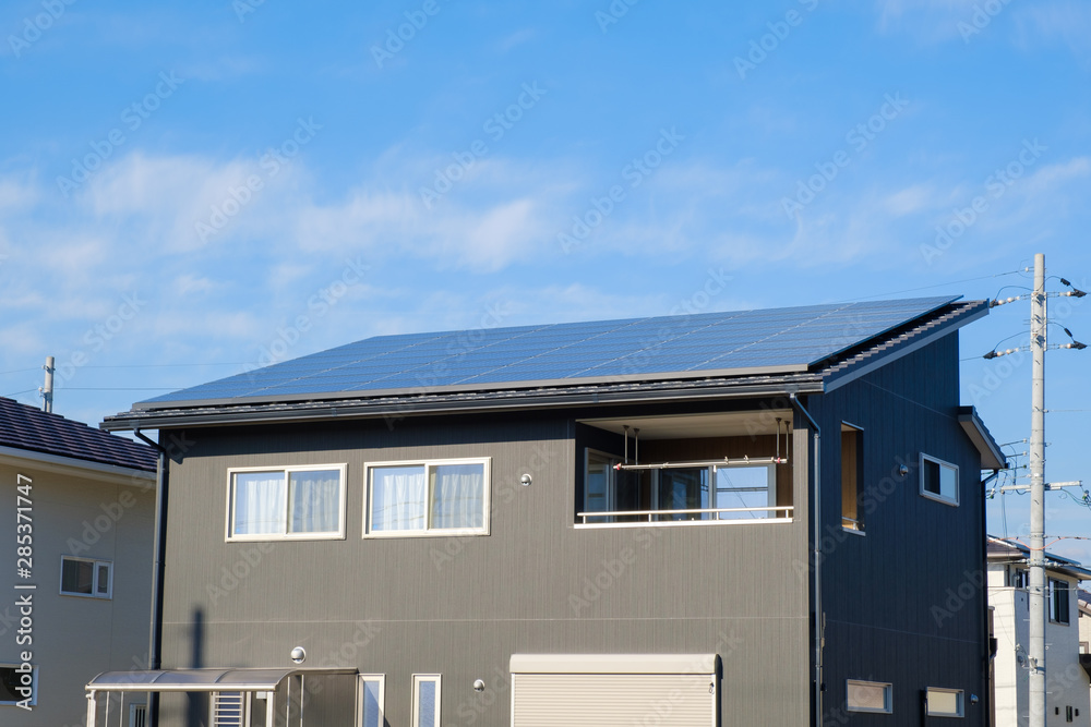 ソーラーパネルのある家　太陽光　発電　エコシステム
