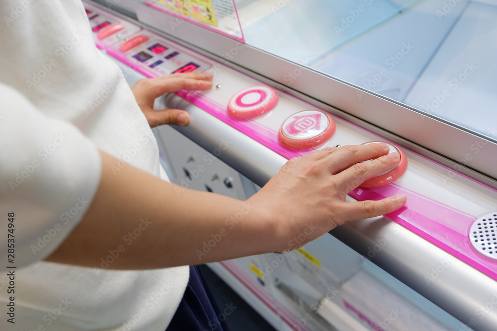 クレーンゲームで遊ぶ女性 Ufoキャッチャー ゲームセンター Stock Photo Adobe Stock
