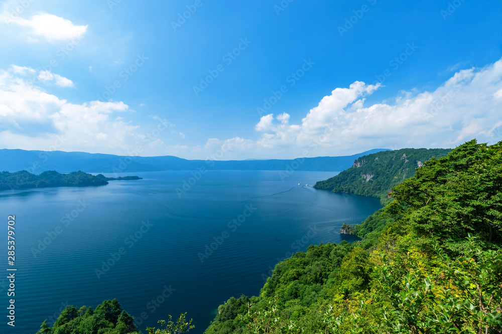 【青森県十和田湖】夏の十和田湖：瞰湖台から眺める大パノラマ