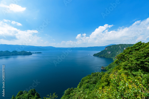 【青森県十和田湖】夏の十和田湖：瞰湖台から眺める大パノラマ © ikeda_a