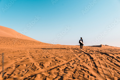 Caminhando nas dunas de areia no Peru