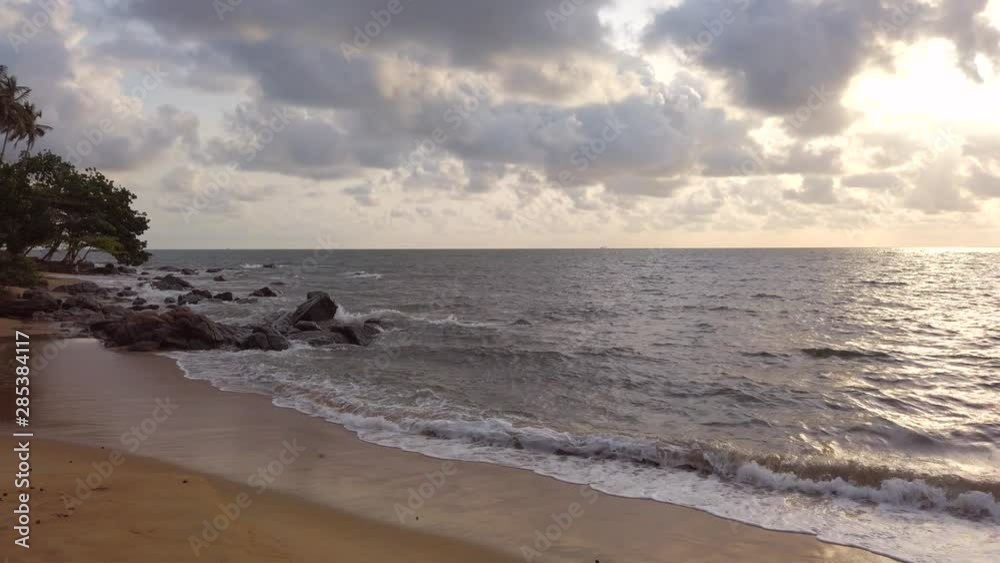 Plage de Kribi au Cameroun / Kribi Beach in Cameroon Stock ビデオ | Adobe ...
