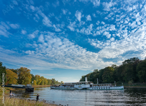 Dampfschifffahrt auf der Elbe bei Dresden