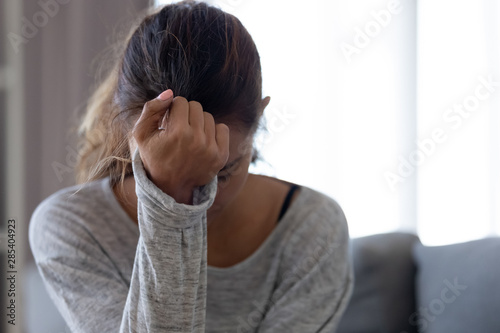 Foto Depressed upset woman feeling hurt sad stressed troubled with problem