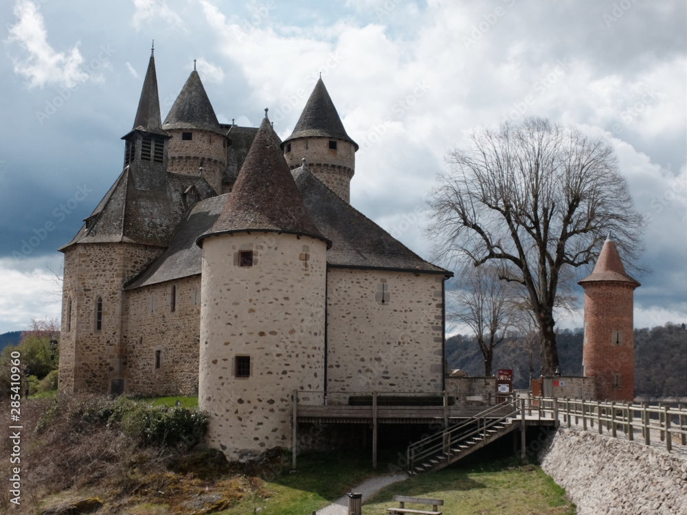 Chateau médiéval château du moyen âge de Val avec lac et ciel d'orage