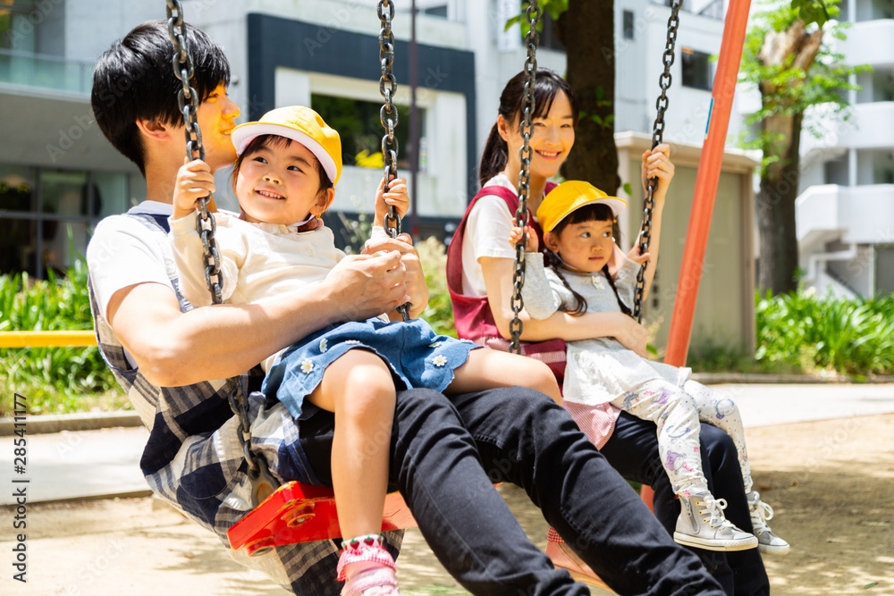 Obraz premium 公園で遊ぶ保育士と園児たち