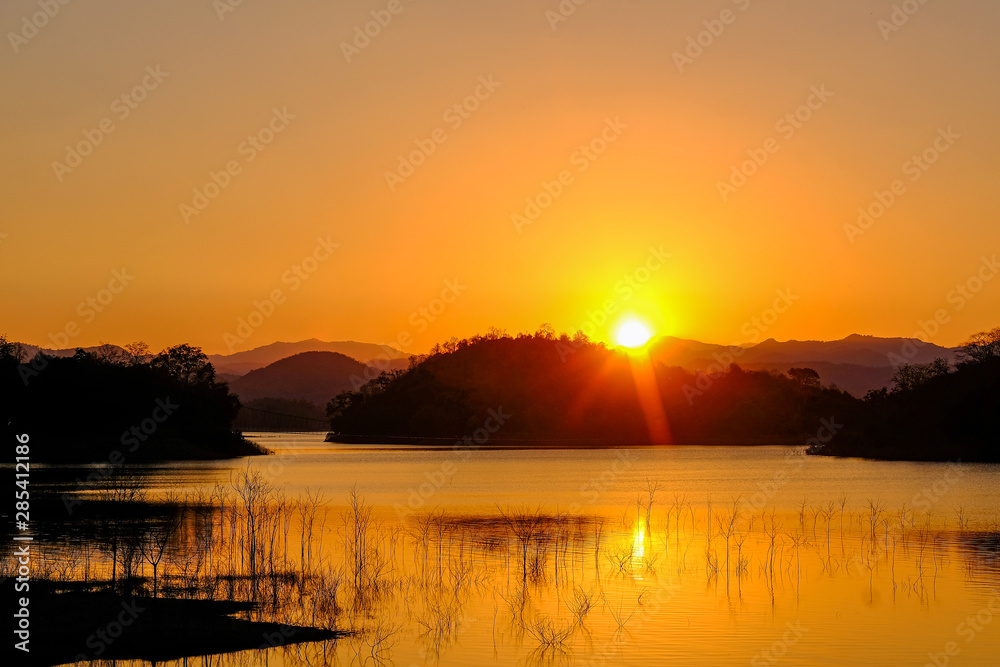 Obraz premium Sunset time at Kaeng-Krachan Dam, Thailand National Park