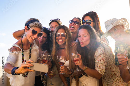 Foto Group of people women enjoying aperitif on the terrace celebrating a birthday and a future wedding