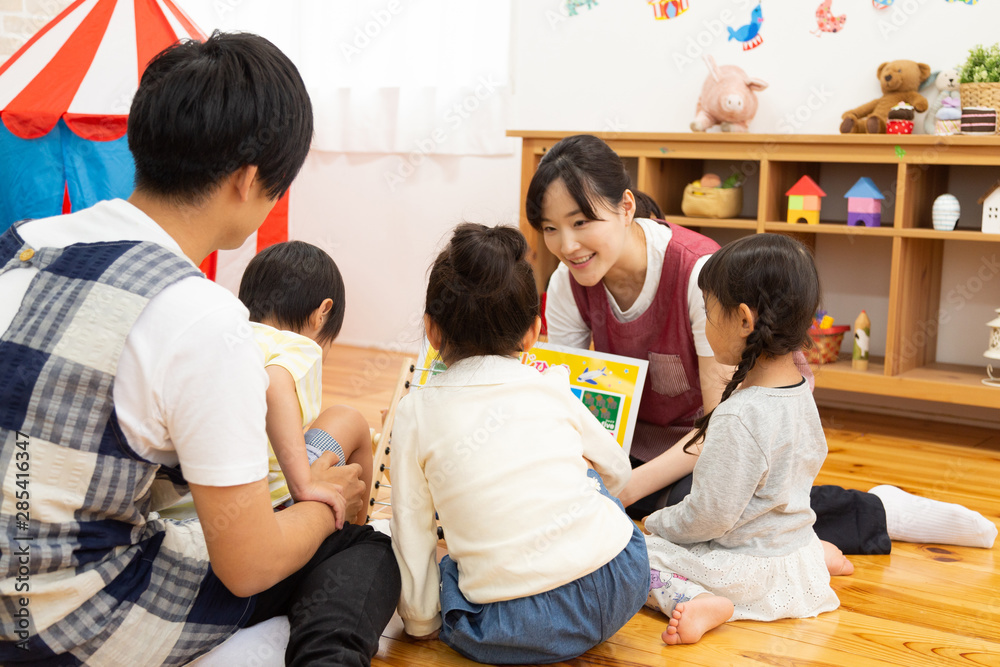 数字の勉強をする園児 数字の勉強をする園児