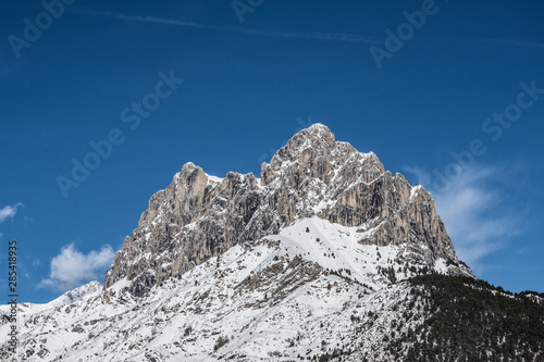 paisaje de la montaña nevada © Adolf