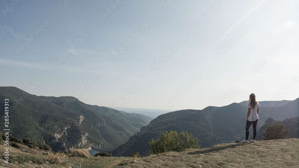 paisaje natural de las montañas con una chica paisaje natural de las montañas con una chica