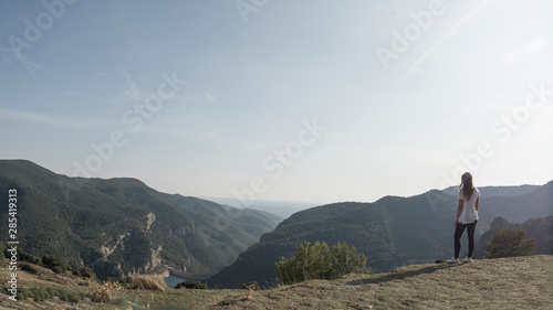 paisaje natural de las montañas con una chica © Adolf