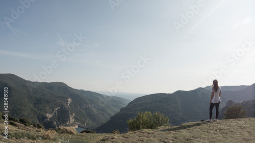 paisaje natural de las montañas con una chica