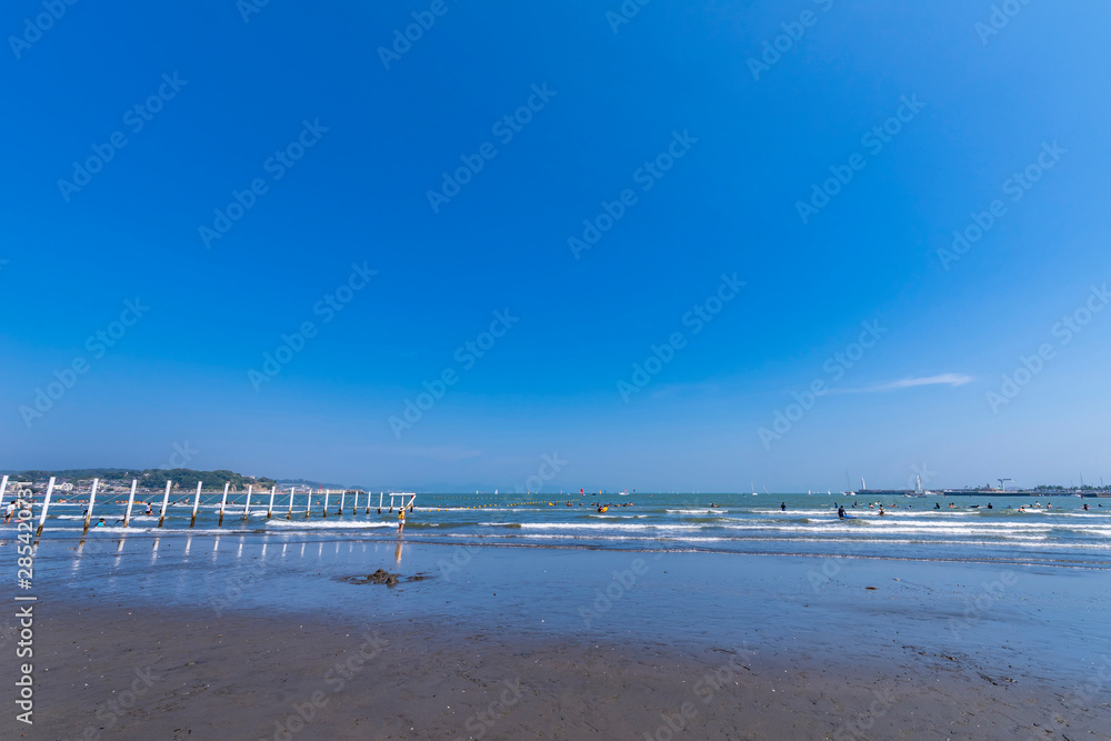 夏の片瀬東浜海水浴場の風景