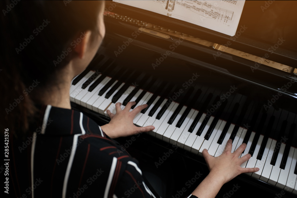 Obraz premium Beautiful woman playing piano, learn to play piano.