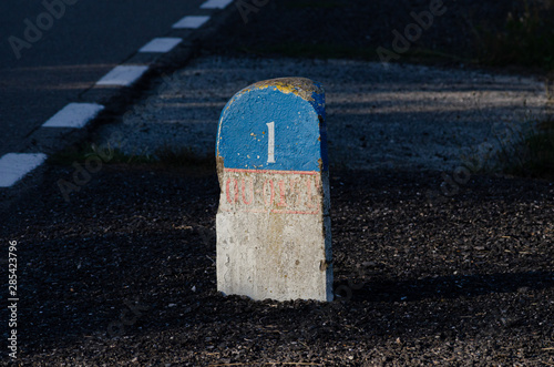 Antiguo indicador kilométrico en Allariz, Ourense. Galicia. España.