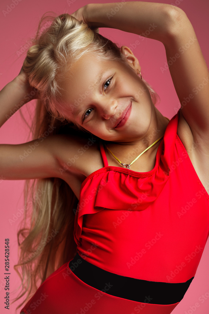 Φωτογραφία Portrait of smiling cute little blonde baby girlon a pink background