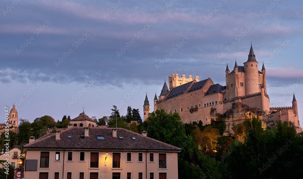 Ciudad de Segovia, España, desde una de sus antiguas calles, donde se puede observar el alcazar y la catedral al atardecer