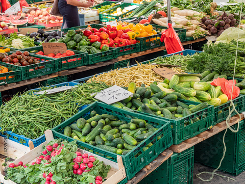 Verkaufsstand mit frischem Obst und Gemüse aus der Region
