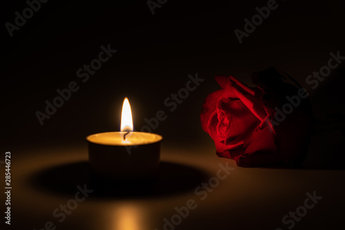 Obraz na plátně tealight candle and red rose at midnight