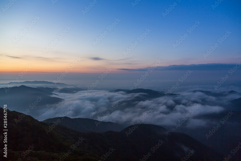 夜明けの伊吹山から朝日と雲海