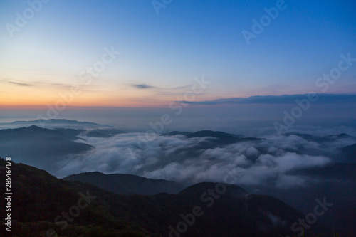 夜明けの伊吹山から朝日と雲海 © Umibozze