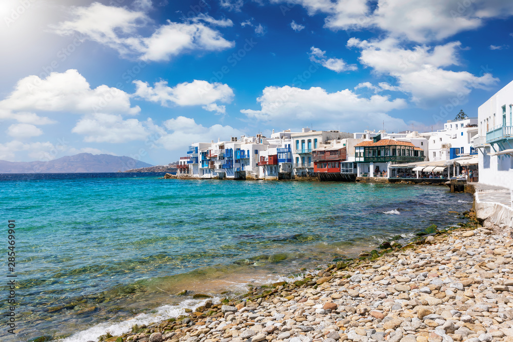 Fototapeta premium Die Stadt der Insel Mykonos im Sommer mit den Bars und Restaurants direkt am Meer, Kykladen, Griechenland