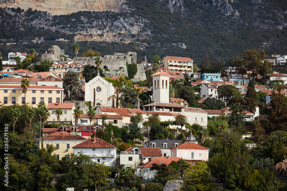 Naklejka premium city on the shore of a beautiful blue lake