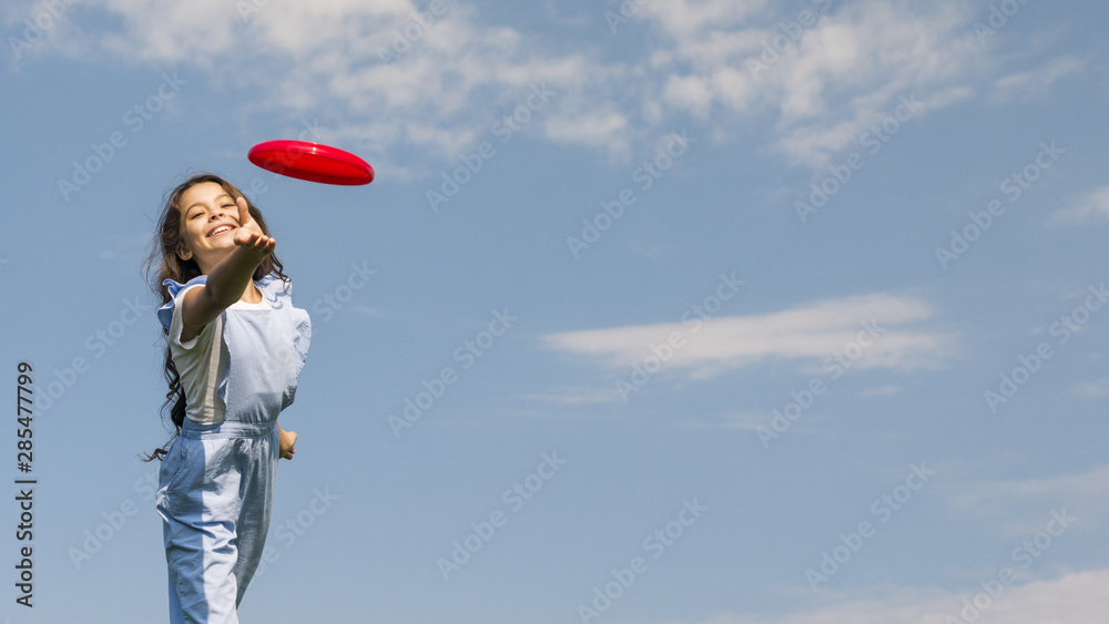 Little girl playing with frisbee - obrazy, fototapety, plakaty 
