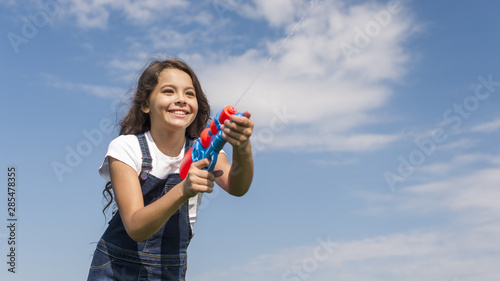 Little girl playing with water gun outside © Freepik