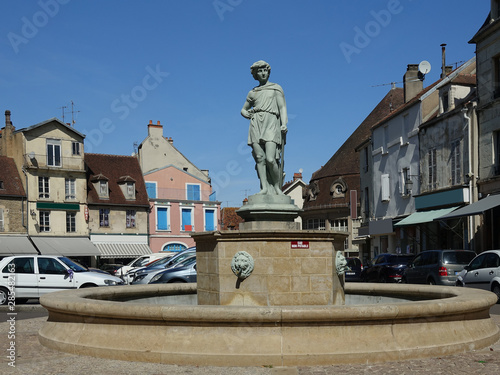 fontaine de Cérès par le sculteur Mathurin Mreau, place du Général de Gaulle à Avallon dans l'Yonne
