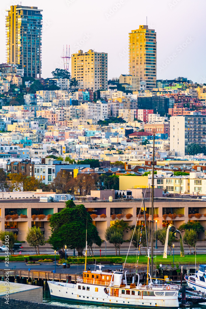 Obraz Pejzaż miejski i panoramę San Francisco w Kalifornii. Jachty i łodzie zacumowane przy nabrzeżu, wysokie drapacze chmur i inna nowoczesna architektura wypełniają gęste miasto na zachodnim wybrzeżu.