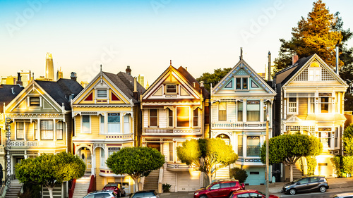 Canvas Print Row of charming colored Victorian style homes on the incline of the hills of San Francisco city, California