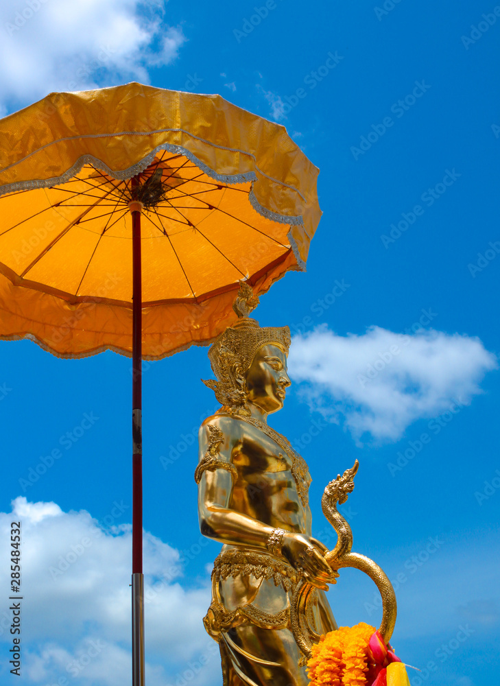 Fototapeta premium ferris wheel on blue sky with clouds