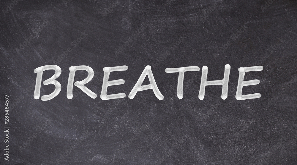 Obraz premium Breathe text written on blackboard