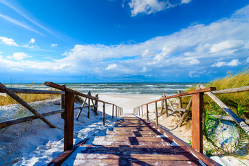 Fototapete Abstieg zum Strand Sandiger Strandweg in Bialogora Polen  © bubutu