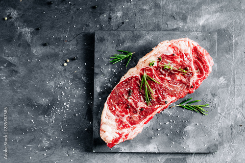 Foto Prime raw strip beef steak New York with a high marbling conten close up
