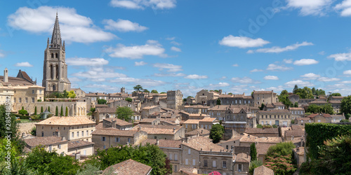Photo Panoramic view web banner template of the village of Saint-Emilion region of Bor