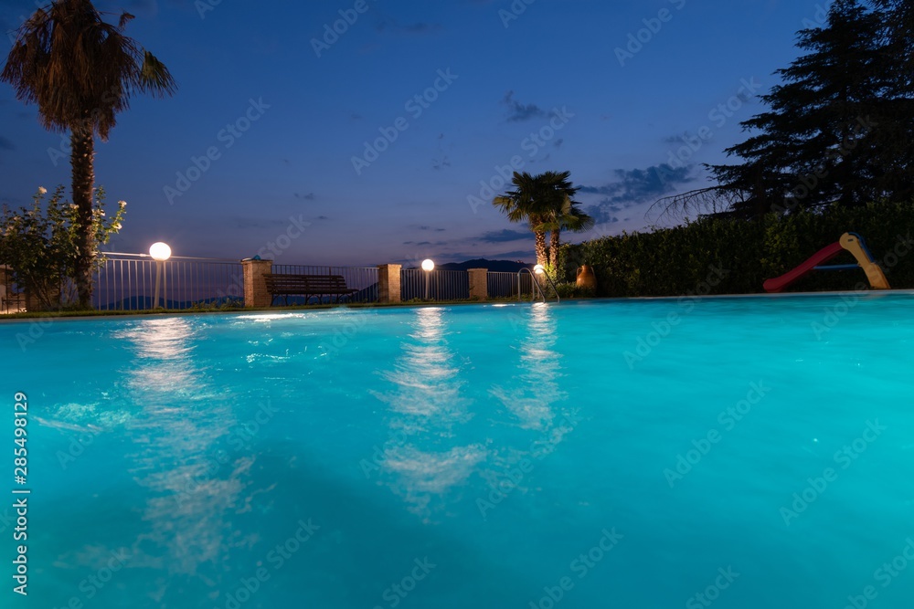 Obraz premium Piscina illuminata al tramonto
